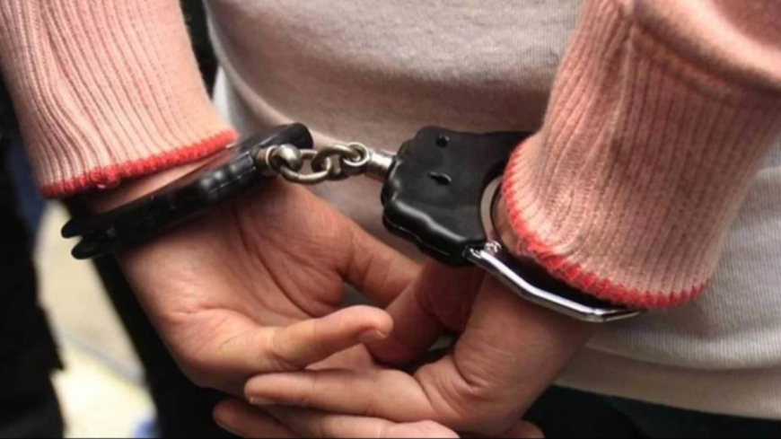 Apaleaba a sus hijos y los obligaba a pedir dinero y comida en la calle