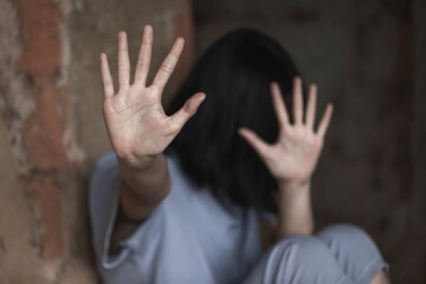 Apaleaba a sus hijos y los obligaba a pedir dinero y comida en la calle