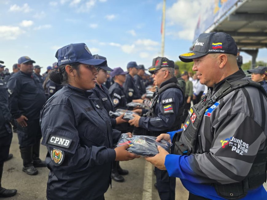 Dotados de uniformes oficiales de la PNB: Despliegue de seguridad de fin de semana