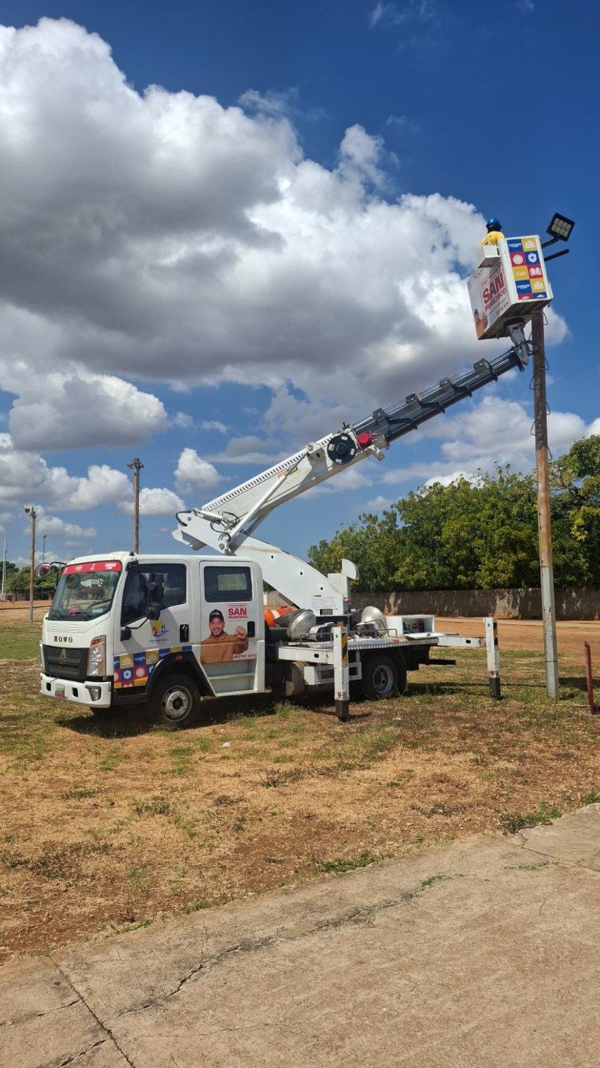 SAN FRANCISCO: Alcalde Héctor Soto inició rehabilitación del alumbrado de la Plaza Bolívar