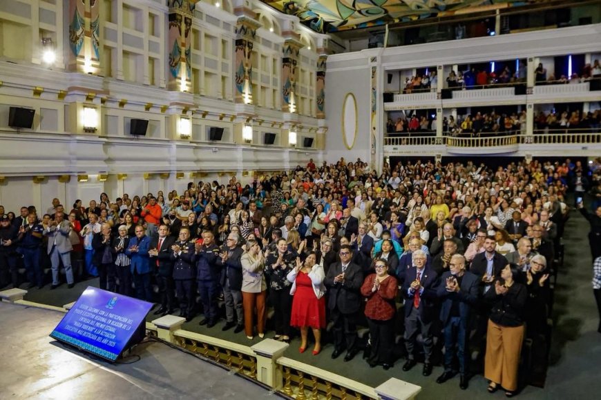 Gobernador Luis Caldera ingresó a nómina a 1.402 educadores y reclasificó a 1.078