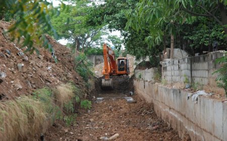 En el sector Ancón Bajo Alcaldía de Maracaibo avanza en la  limpieza de la cañada Manuelita Sáenz
