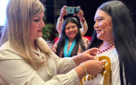 Primera dama Roselyn López de Caldera acompaña a la juventud zuliana en sesión solemne del Clez