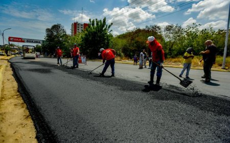 Gobernador Luis Caldera supervisa ejecución del Plan Estadal de Asfaltado en la avenida Guajira