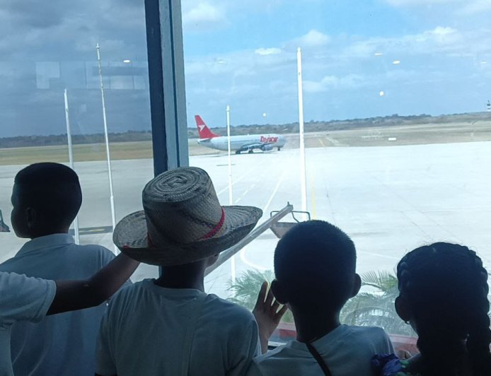 Turismo municipal llevó a niños indígenas a una experiencia educativa en el Aeropuerto La Chinita