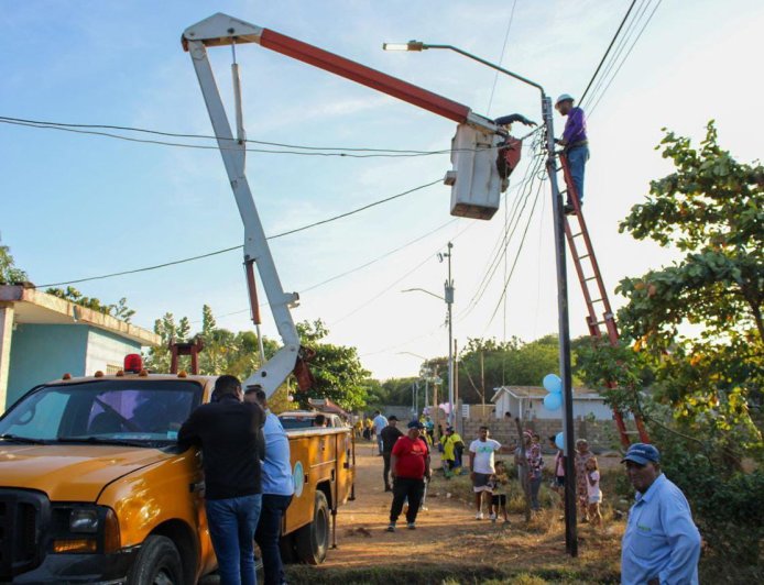 Alcaldía de Maracaibo y Corpoelec instalaron transformadores en  Manuelita Sáenz y Ancón Bajo