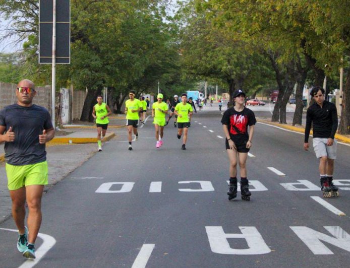 Atletas de la CAF 2026 corrieron este domingo en la ciclovía en Maracaibo