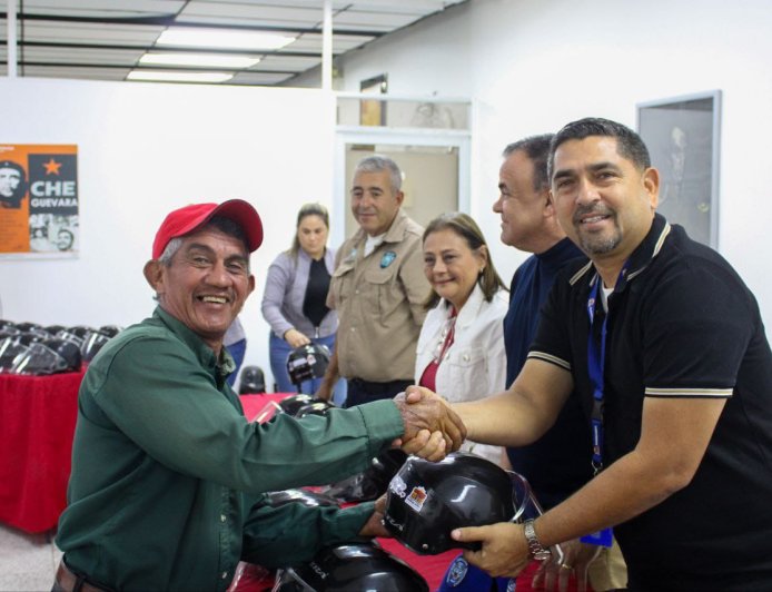 Alcaldía de Maracaibo entregó 600 cascos protectores a motorizados