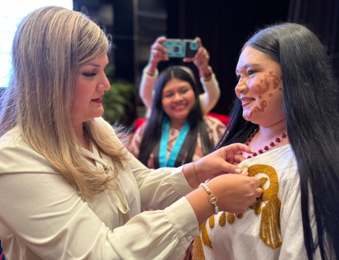 Primera dama Roselyn López de Caldera acompaña a la juventud zuliana en sesión solemne del Clez