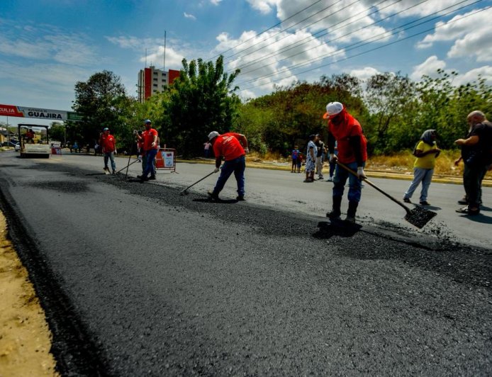 Gobernador Luis Caldera supervisa ejecución del Plan Estadal de Asfaltado en la avenida Guajira