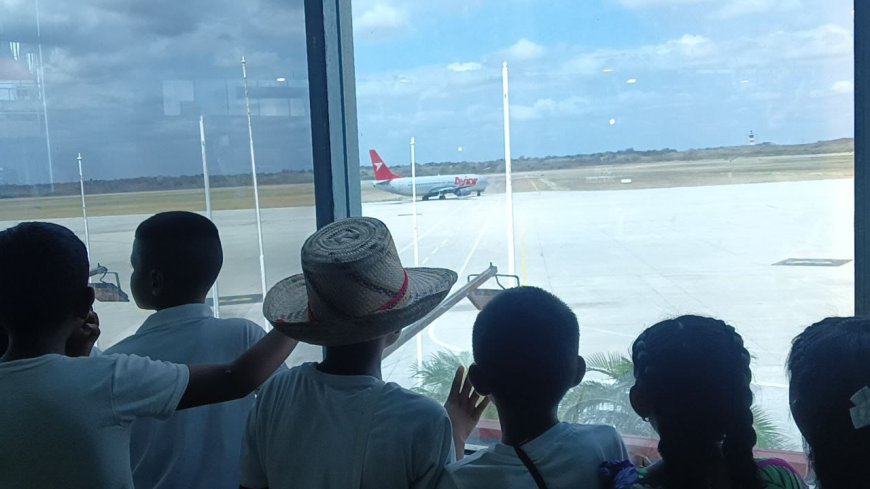 Turismo municipal llevó a niños indígenas a una experiencia educativa en el Aeropuerto La Chinita