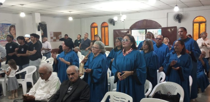 Una"Noche de acción de gracia y adoración a ti, Dios" 