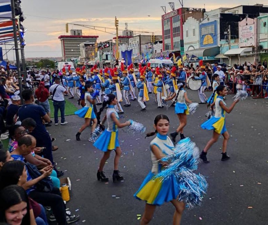 Comerciantes del centro de Maracaibo se sumaron al desfile de Carnaval