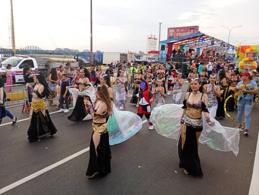 Comerciantes del centro de Maracaibo se sumaron al desfile de Carnaval