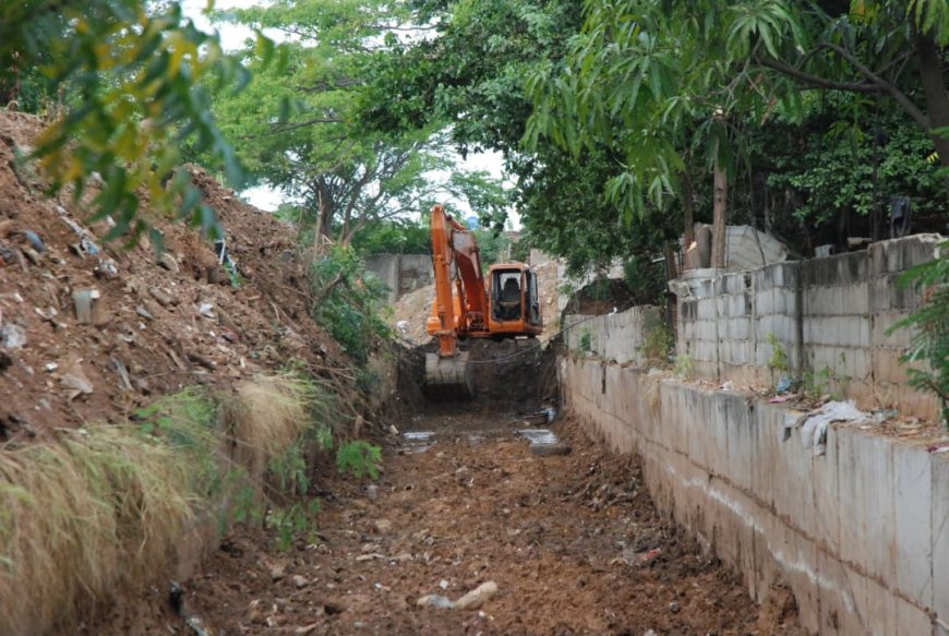 En el sector Ancón Bajo Alcaldía de Maracaibo avanza en la  limpieza de la cañada Manuelita Sáenz