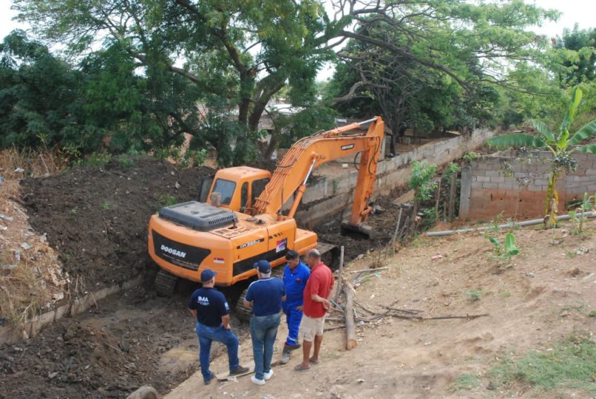 En el sector Ancón Bajo Alcaldía de Maracaibo avanza en la  limpieza de la cañada Manuelita Sáenz