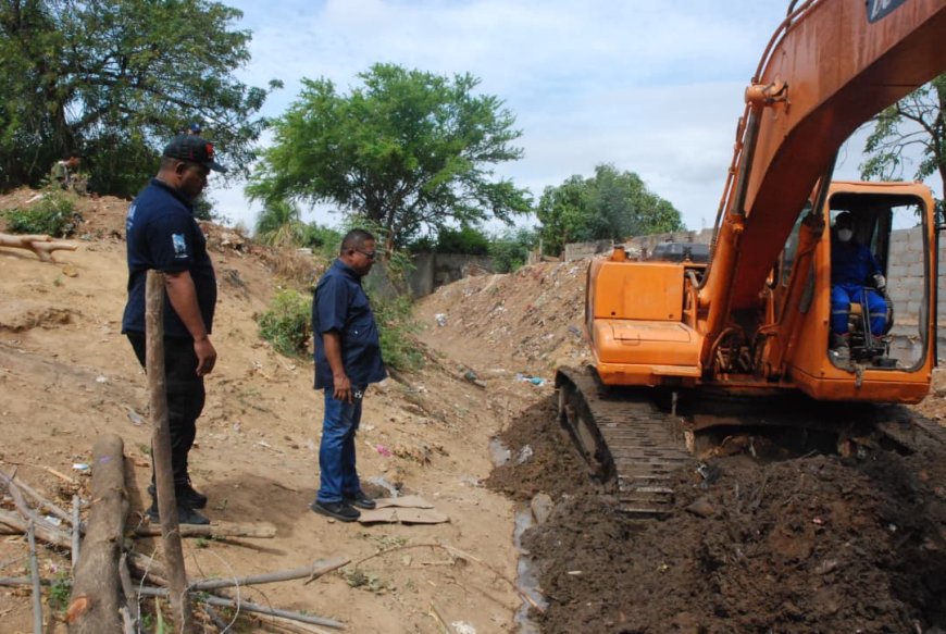 En el sector Ancón Bajo Alcaldía de Maracaibo avanza en la  limpieza de la cañada Manuelita Sáenz