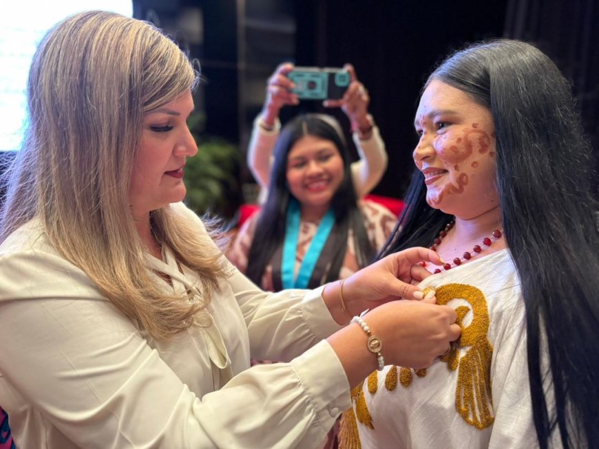 Primera dama Roselyn López de Caldera acompaña a la juventud zuliana en sesión solemne del Clez