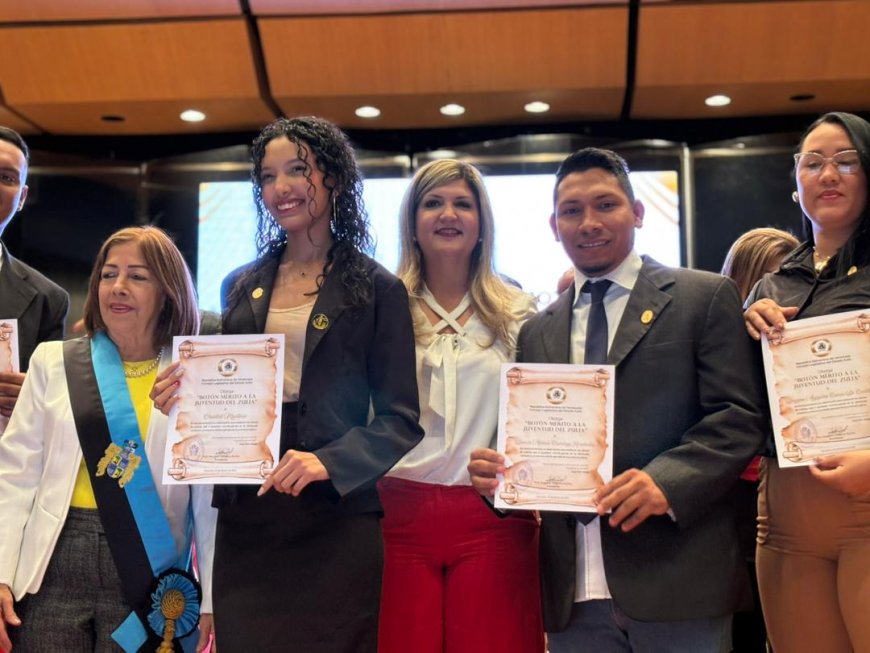 Primera dama Roselyn López de Caldera acompaña a la juventud zuliana en sesión solemne del Clez