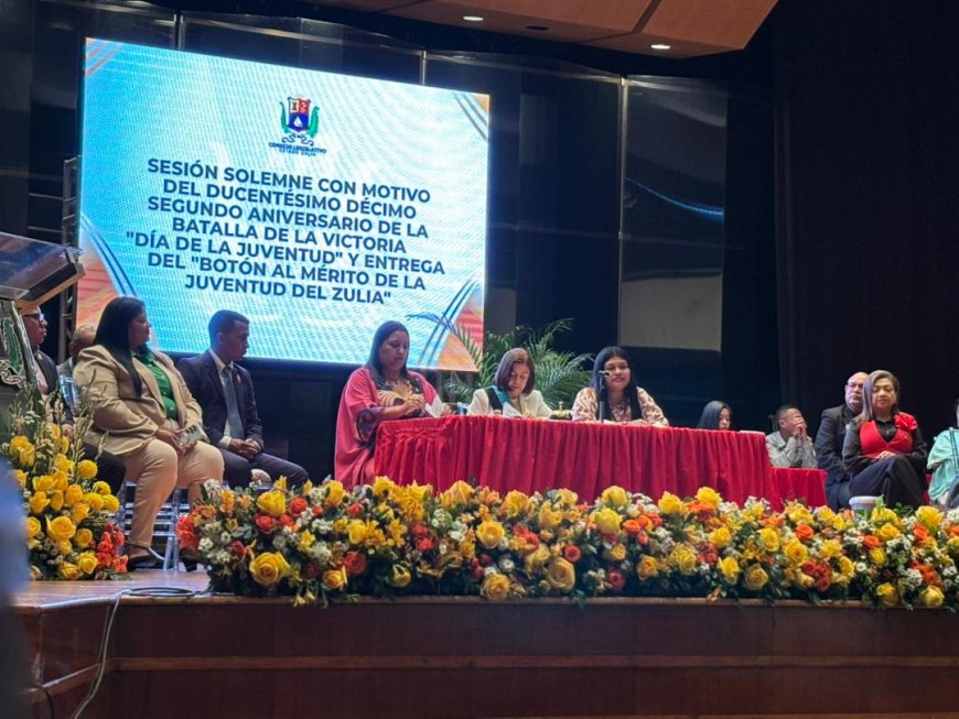 Primera dama Roselyn López de Caldera acompaña a la juventud zuliana en sesión solemne del Clez