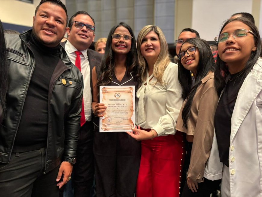 Primera dama Roselyn López de Caldera acompaña a la juventud zuliana en sesión solemne del Clez