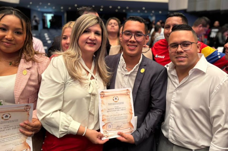 Primera dama Roselyn López de Caldera acompaña a la juventud zuliana en sesión solemne del Clez