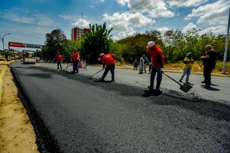 Gobernador Luis Caldera supervisa ejecución del Plan Estadal de Asfaltado en la avenida Guajira
