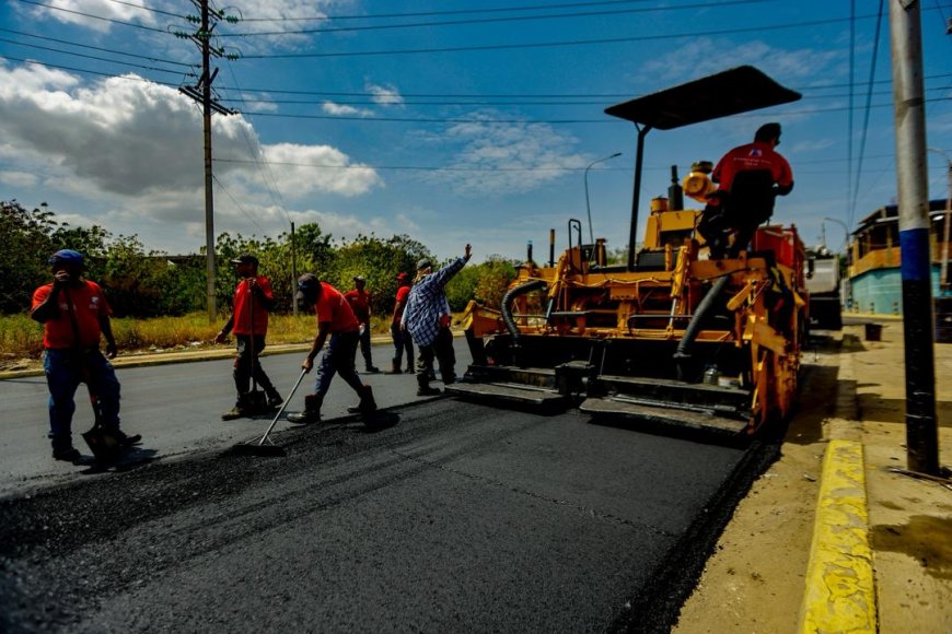 Gobernador Luis Caldera supervisa ejecución del Plan Estadal de Asfaltado en la avenida Guajira