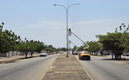 Luis Caldera ejecuta el Plan de Iluminación Vial en 13 kilómetros de la avenida Intercomunal de la COL