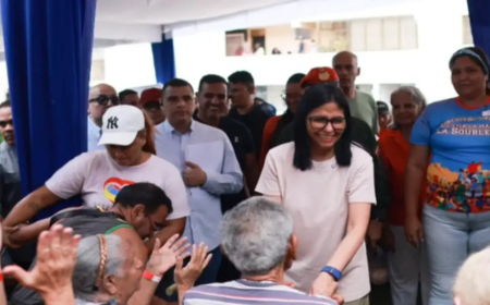 Delcy Rodríguez felicita al pueblo por su paticipación histórica en la Consulta Nacional