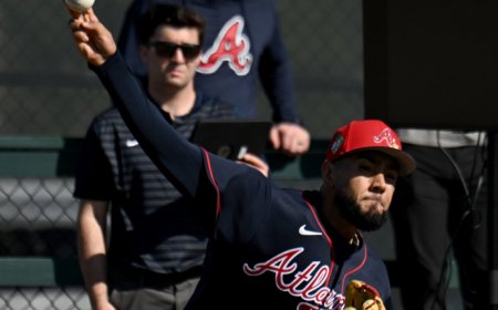 Robert Suárez anda cuchillo y listo para otro gran año