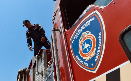 Bomberos sofocan incendios en dos zonas urbanas de San Francisco