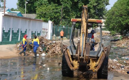 Alcaldía de Maracaibo limpia cañada La Rosita en Los Claveles