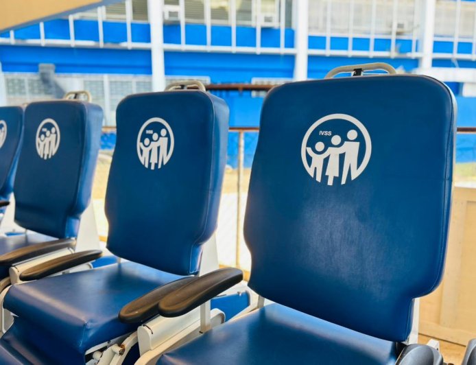 Luis Caldera entregó sillones para Unidad de Diálisis del Hospital Dr. Pedro García Clara*