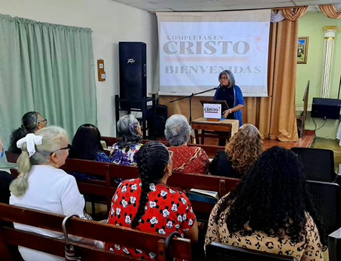 Iglesia cristiana evangélica celebra y honra a las mujeres