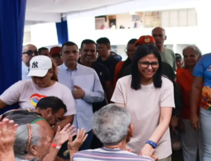 Delcy Rodríguez felicita al pueblo por su paticipación histórica en la Consulta Nacional