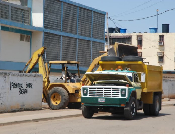 Unidad educativa y bloques de Raúl Leoni recibieron operativo de limpieza del IMA