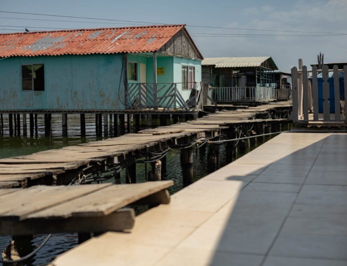 Alcaldía de Maracaibo reemplaza caminerías de madera en Santa Rosa de Agua