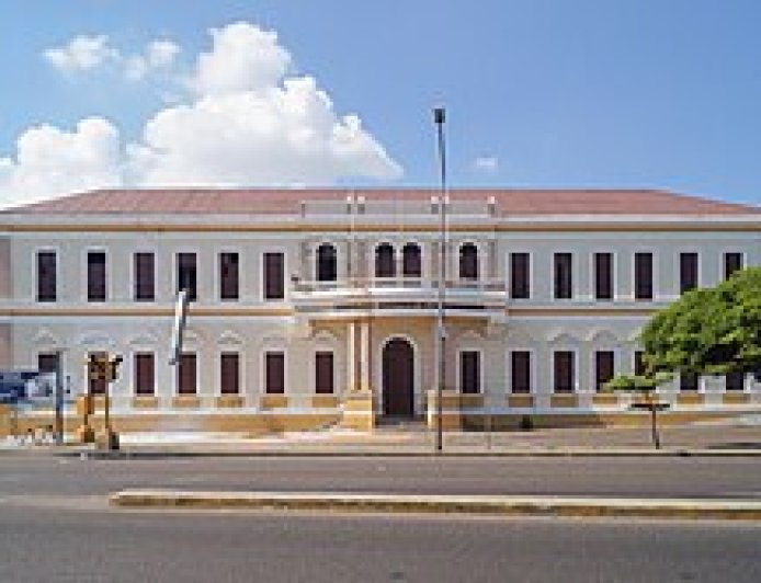 Gobernación culmina trabajos de iluminación externa en el Hospital Central 