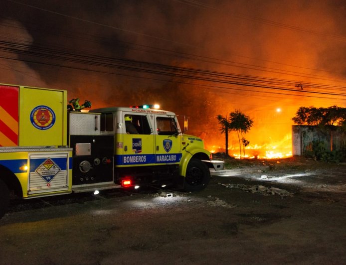 DI MARTINO SACA LA CARA POR MARACAIBO: Alcaldía sofoca tres incendios en menos de 10 horas