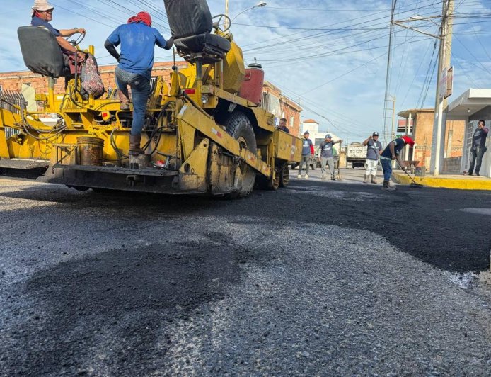 ¡Di Martino inspecciona trabajos! Tres mil 572 toneladas de asfalto coloca la Alcaldía en Cumbres de Maracaibo