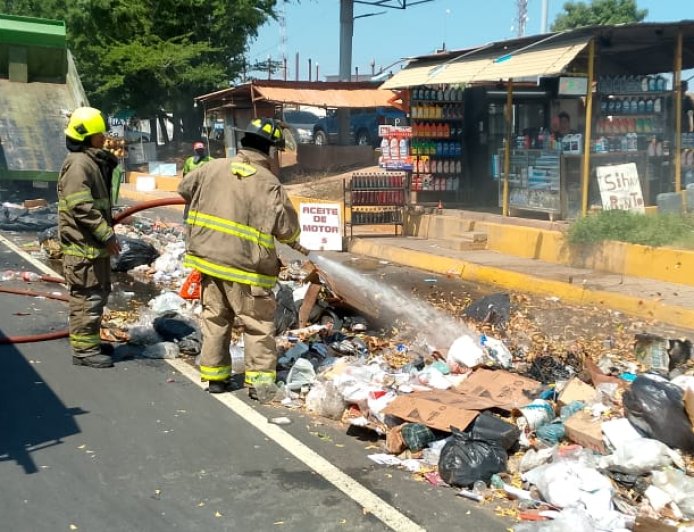 ¡Respuesta relámpago en la C1!  Intervención de bomberos sofocó incendio y salvan camión compactador