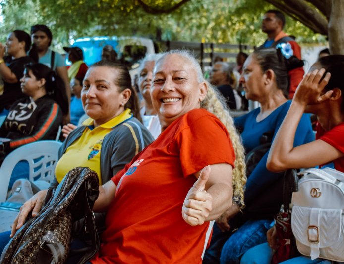 Alcalde Héctor Soto entregó más de 700 láminas de zinc y fortaleció atención a adultos mayores en El Bajo