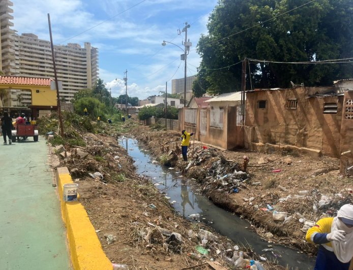 ¡Trabajo de saneamiento indetenible! IMA limpió 970 metros de la cañada Hamburgo en Santa Lucia