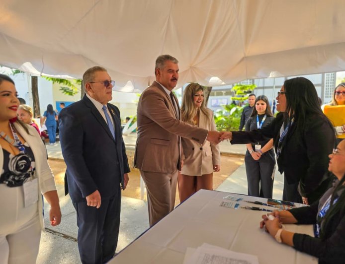 Gobernador Luis Caldera recibe Medalla al Honor al Mérito  de la Facultad de Medicina de LUZ