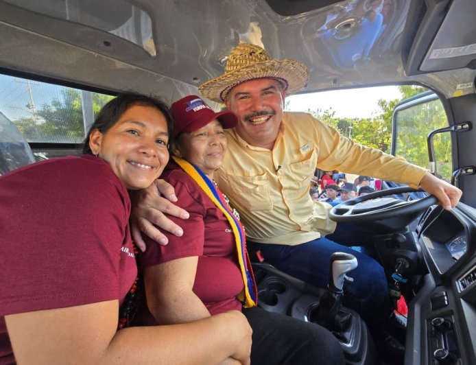 Gobernación del Zulia impulsa nueva gobernanza territorial  con una asamblea y dotación a tres comunas