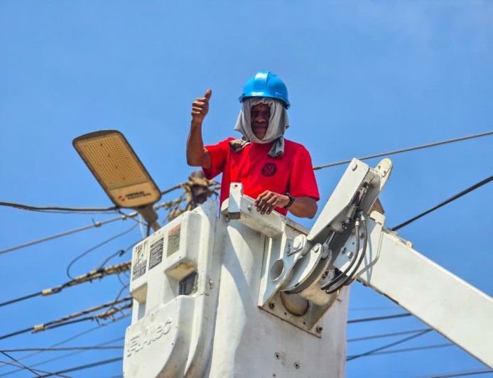 ZULIA: Gobernación ilumina 11 territorios comunales con la instalación de 700 luminarias