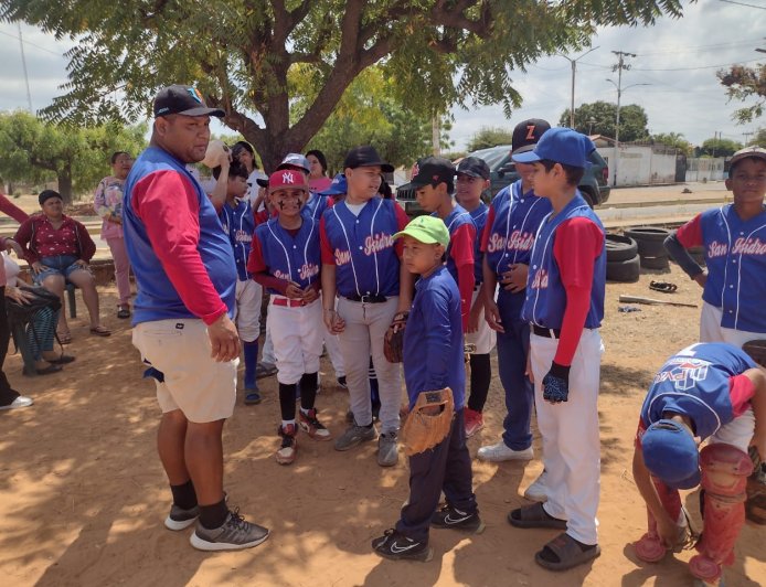En la Villa San Isidro se levanta la liga "Dios es Fiel", solo con el apoyo de los padres y amigos