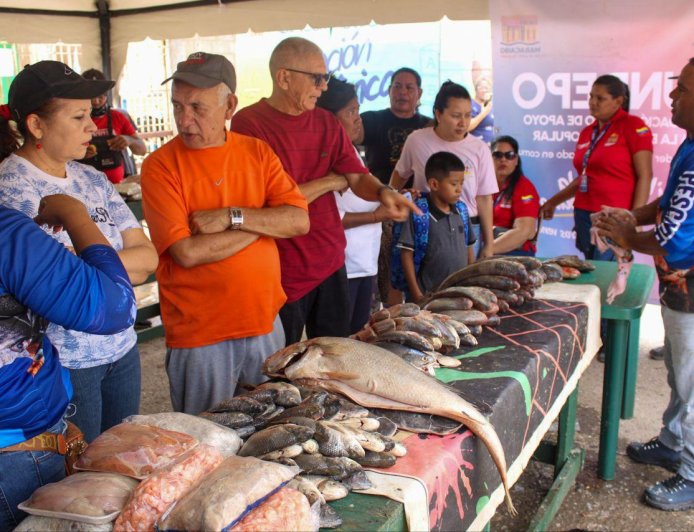 ¡También va a otras parroquias!  Aprovecha este lunes el pescadito en la Feria de la Plaza para Todos
