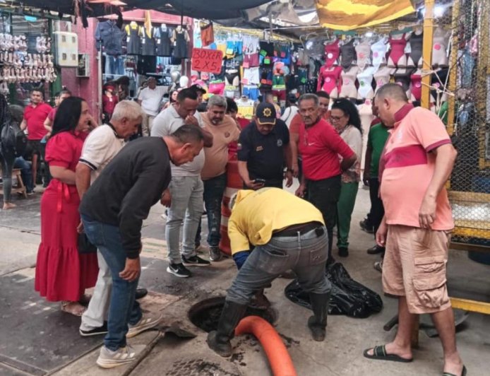 ¡Alcaldía de Maracaibo resuelve! Extraen grasa que obstruía alcantarillas en el Callejón de los Pobres